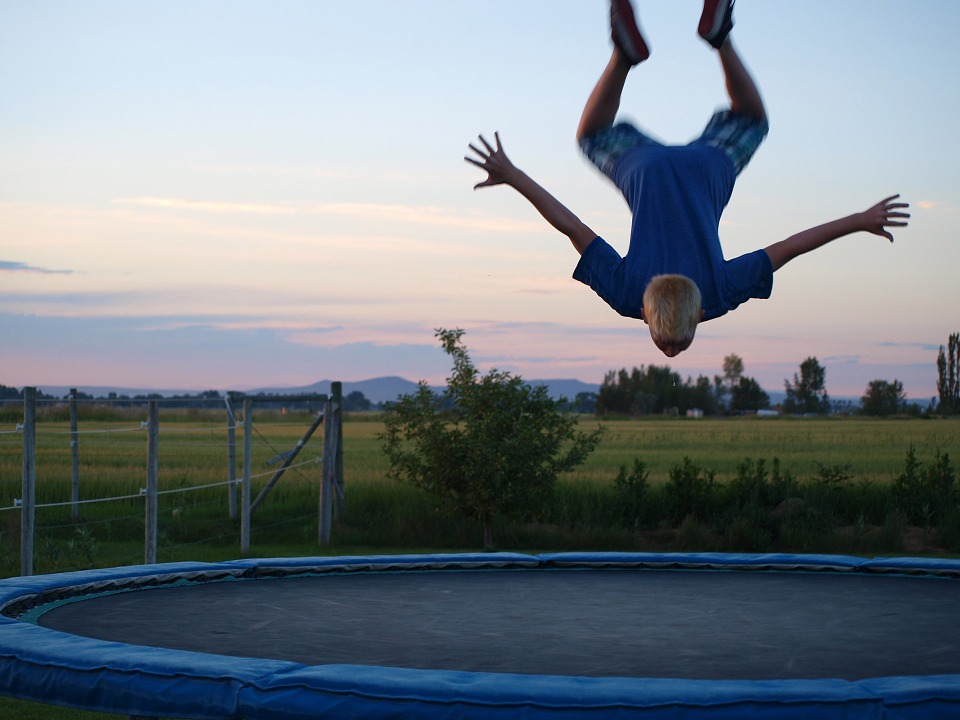 Skákání na trampolíně